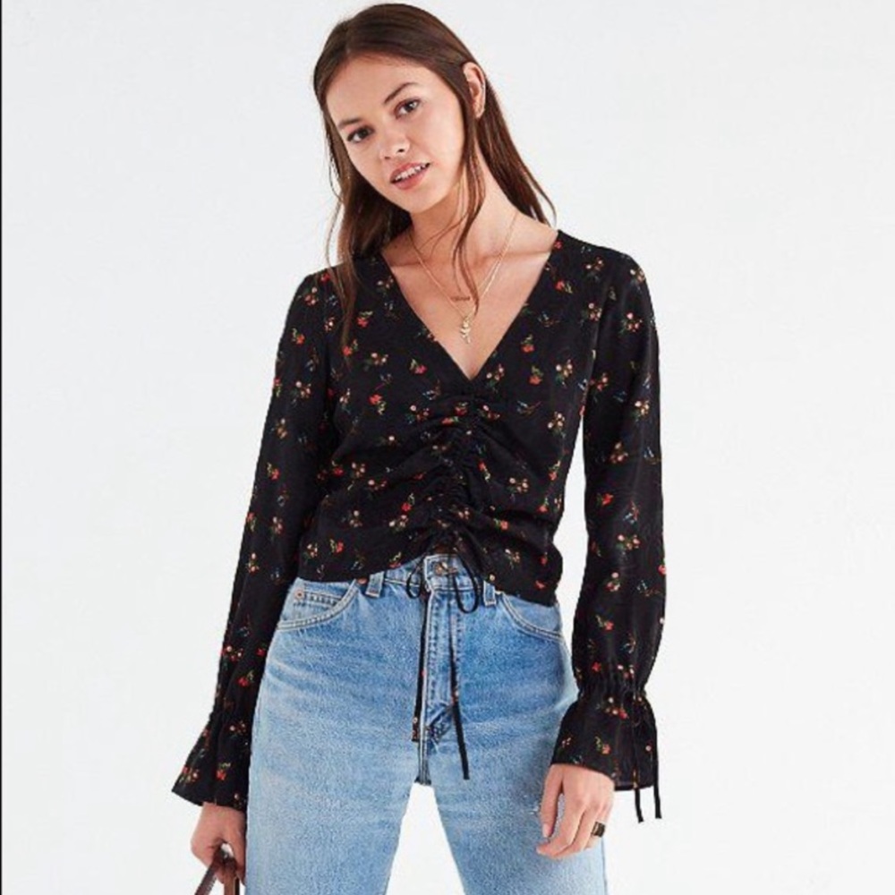 Urban Outfitters UO Deep V Cinched Floral Shirt Cropped Longsleeve Blouse Top